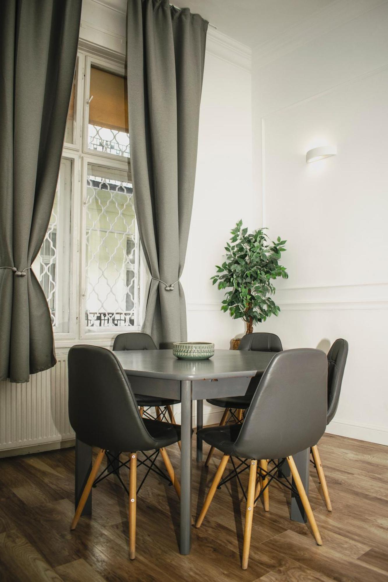 3 Room Apartment In The Beautiful Street Budapest Bagian luar foto