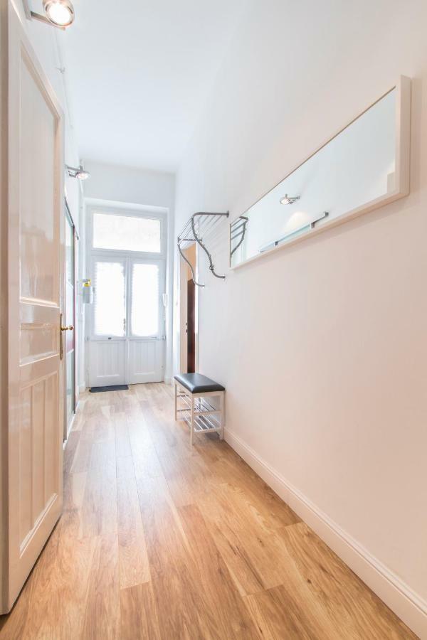 3 Room Apartment In The Beautiful Street Budapest Bagian luar foto